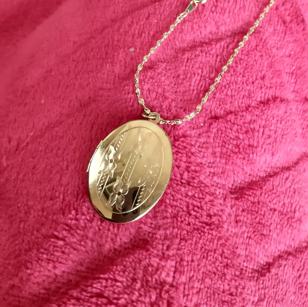 Vintage Gold-tone Locket Necklace with 18" Chain GUC